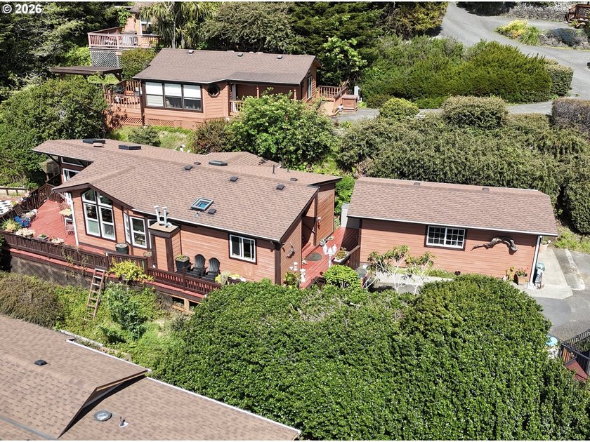 Ocean views. Vaulted ceilingspletely updated. Ready to rent or - photo 2