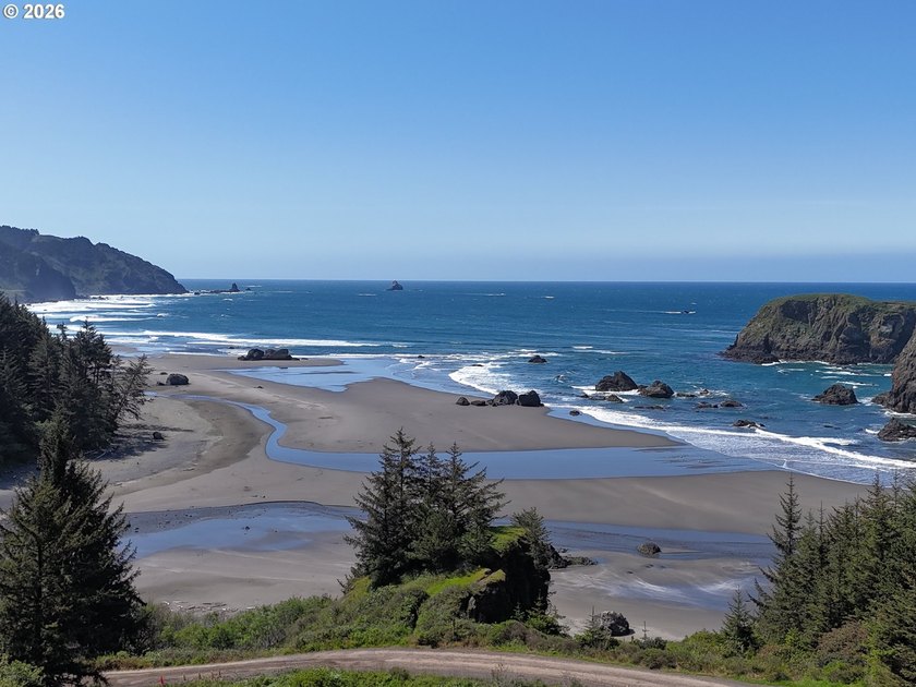 Ocean views. Vaulted ceilingspletely updated. Ready to rent or - photo 6