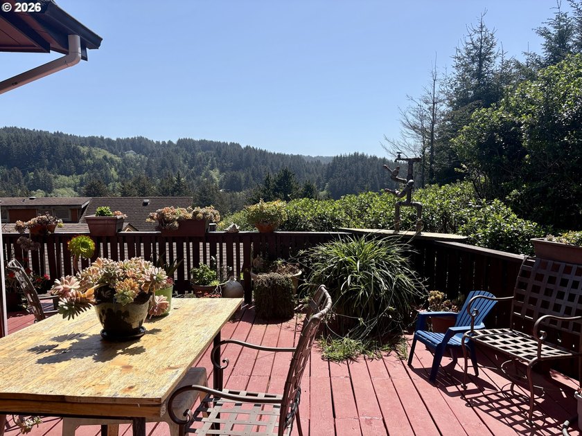 Ocean views. Vaulted ceilingspletely updated. Ready to rent or - photo 7