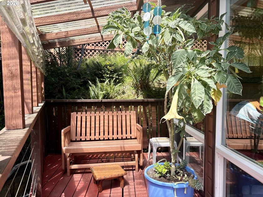 Ocean views. Vaulted ceilingspletely updated. Ready to rent or - photo 9