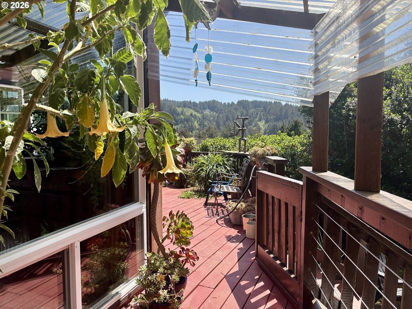 Ocean views. Vaulted ceilingspletely updated. Ready to rent or - photo 10