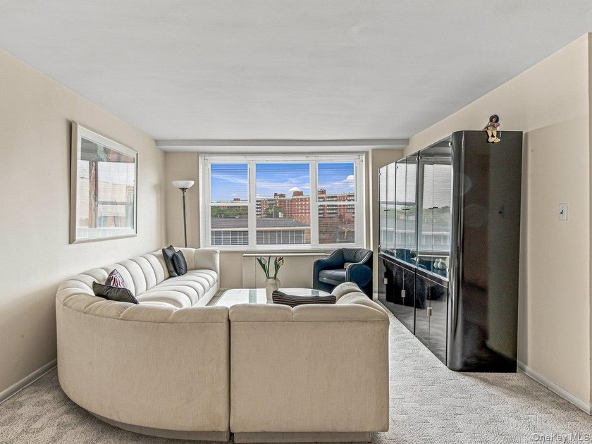 Bright and beautifully updated 2-bedroom move-in ready co-op in - photo 3