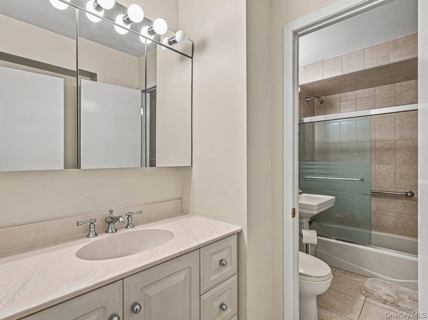 Bright and beautifully updated 2-bedroom move-in ready co-op in - photo 10