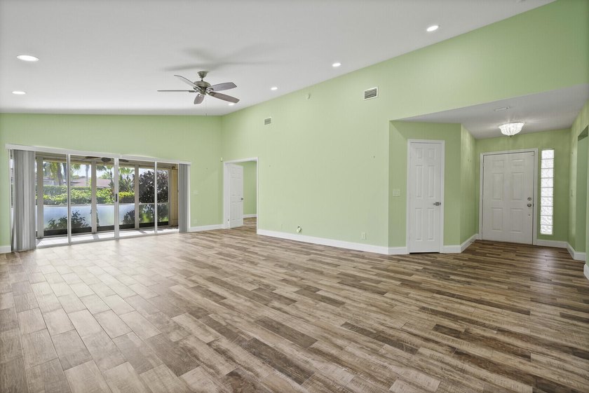 Discover this beautifully renovated 3-bedroom, 2-bath residence - photo 2