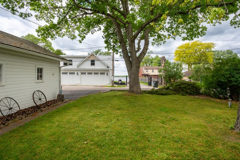 Cute as can be and full of charm! Welcome to this inviting lake - photo 24