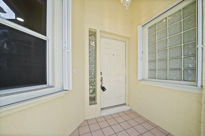 Discover this beautifully renovated 3-bedroom, 2-bath residence - photo 6