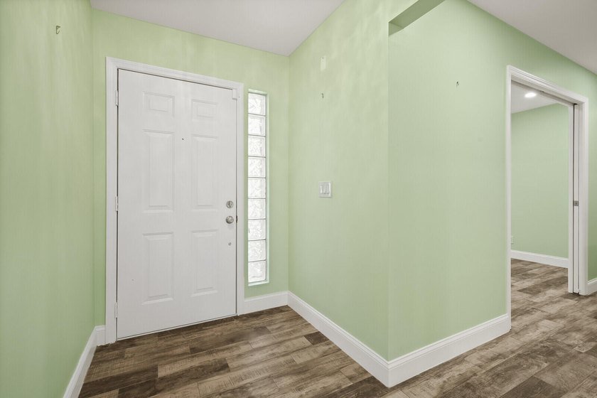 Discover this beautifully renovated 3-bedroom, 2-bath residence - photo 7