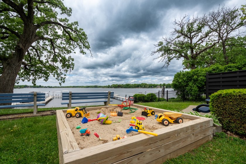 Cute as can be and full of charm! Welcome to this inviting lake - photo 31