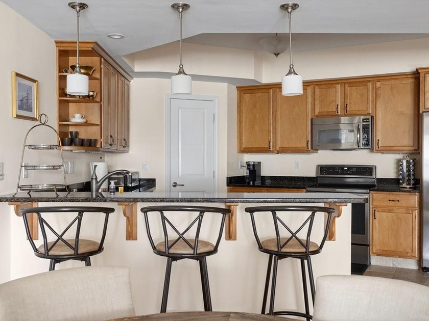Experience luxury living in this beautifully appointed 2-bedroom - photo 5