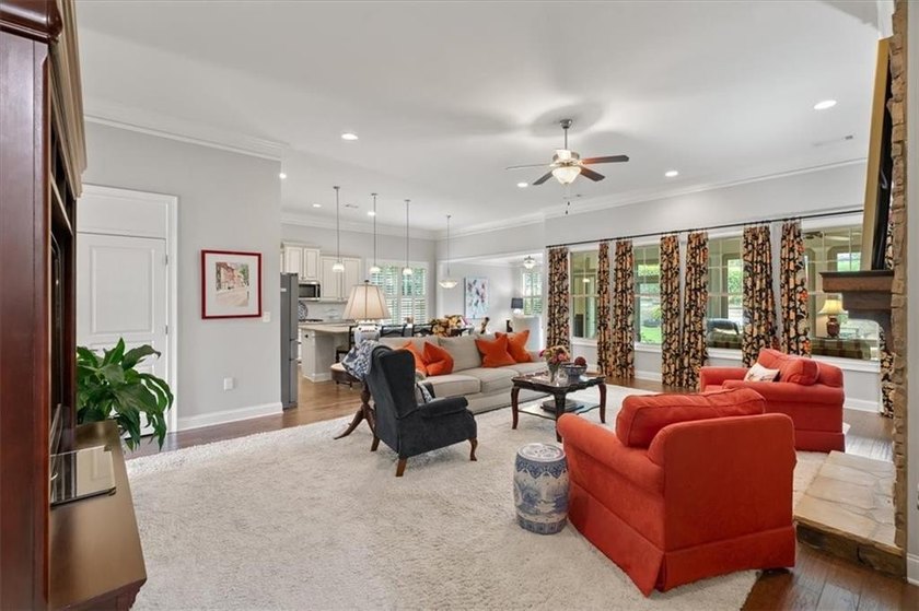 Welcome home to Soleil Laurel Canyon! Enjoy breathtaking views - photo 11