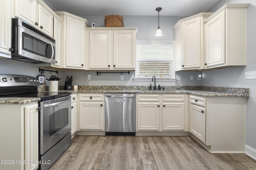 Welcome home to this beautifully appointed 4-bedroom, 3.5-bath - photo 16