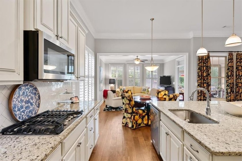 Welcome home to Soleil Laurel Canyon! Enjoy breathtaking views - photo 18