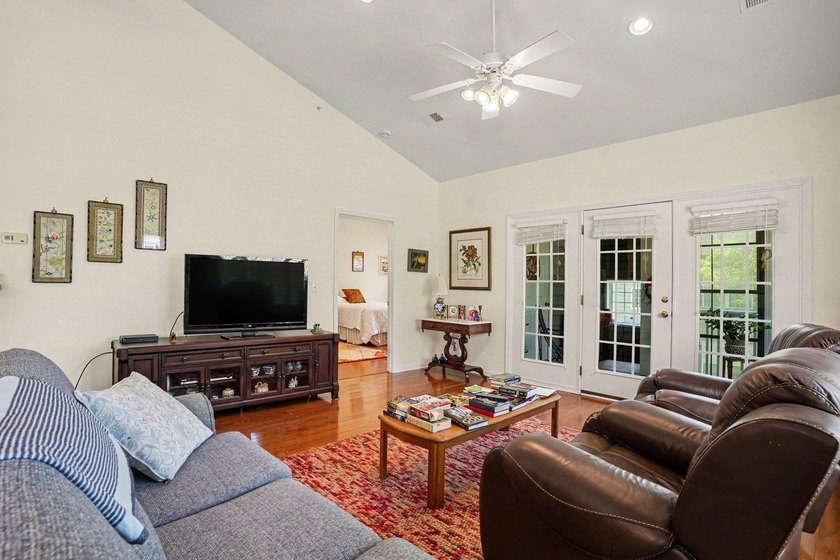 Welcome to this delightful three-bedroom, two-bathroom end unit - photo 5