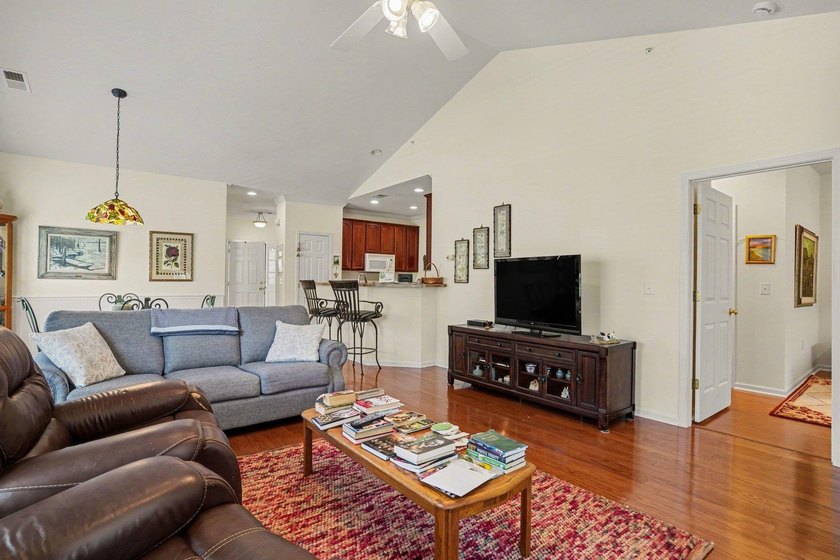 Welcome to this delightful three-bedroom, two-bathroom end unit - photo 7