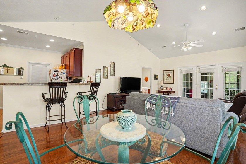 Welcome to this delightful three-bedroom, two-bathroom end unit - photo 9