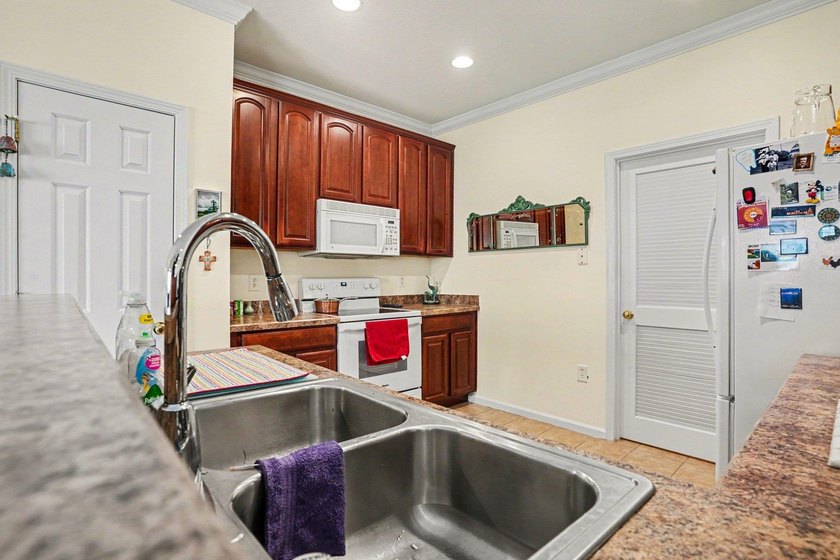 Welcome to this delightful three-bedroom, two-bathroom end unit - photo 10