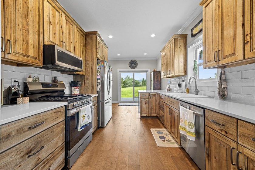 Exceptional opportunity to own a beautifully maintained - photo 13