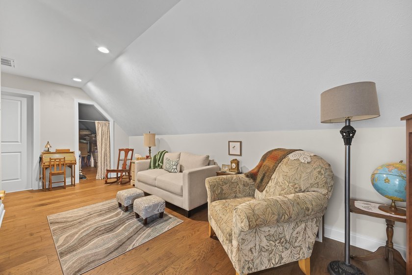 Exceptional opportunity to own a beautifully maintained - photo 27