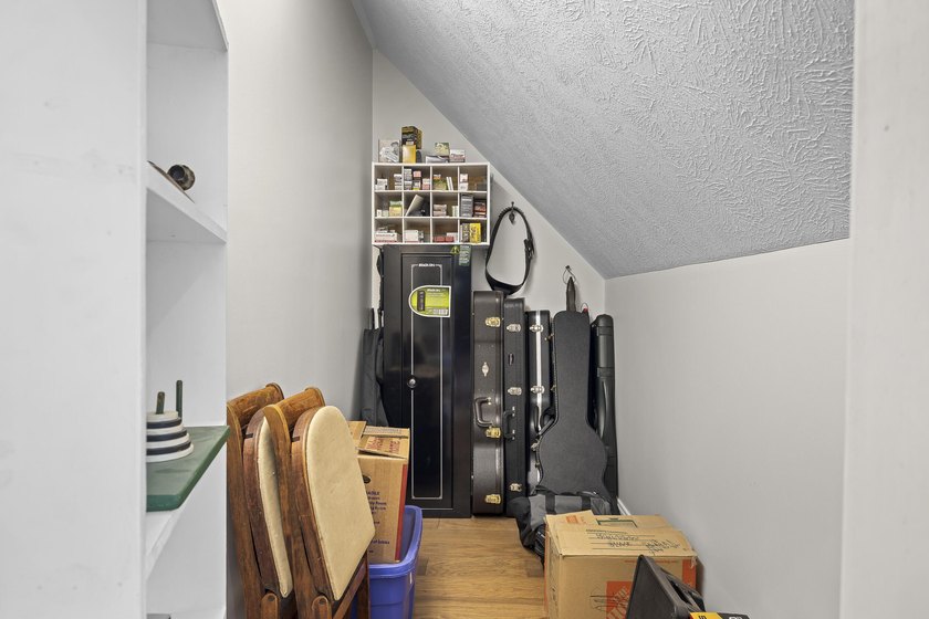 Exceptional opportunity to own a beautifully maintained - photo 33