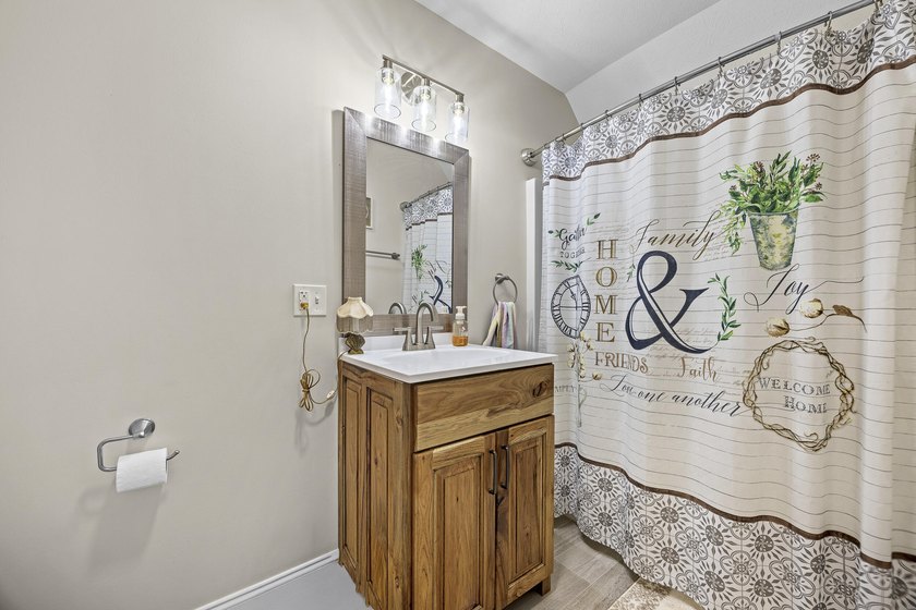 Exceptional opportunity to own a beautifully maintained - photo 36