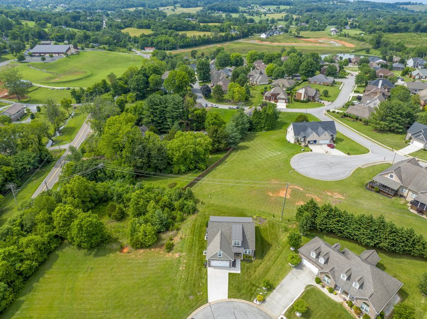 Exceptional opportunity to own a beautifully maintained - photo 38