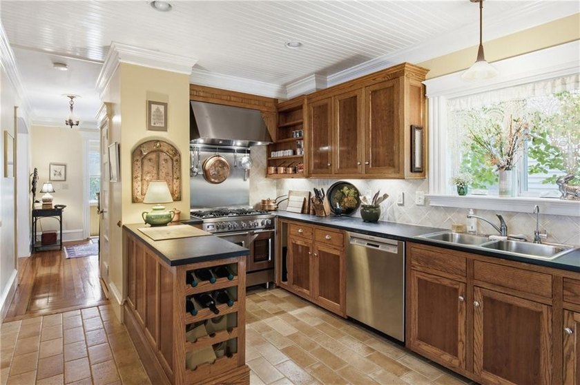 The 6 Brooks Avenue property is ideally located on Aquidneck - photo 9