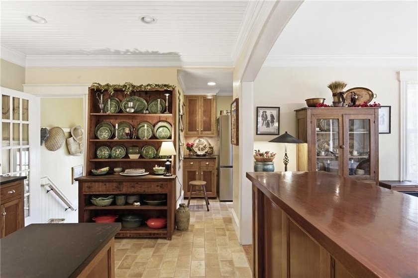 The 6 Brooks Avenue property is ideally located on Aquidneck - photo 10
