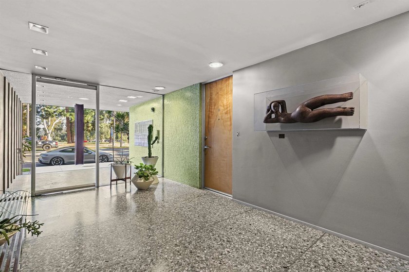 Iconic mid-century modern living at the acclaimed Salomon - photo 5