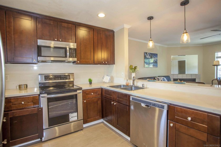 Light &amp; Bright upper 2 bed/1bath, 796 sf Unit in the Verano of - photo 4