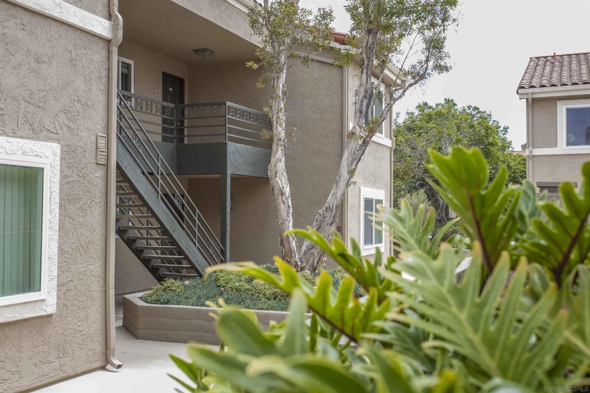 Light &amp; Bright upper 2 bed/1bath, 796 sf Unit in the Verano of - photo 8