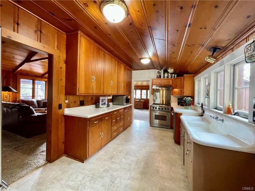 Secluded cabin overlooking Bass Lake on a half-acre lot. - photo 17