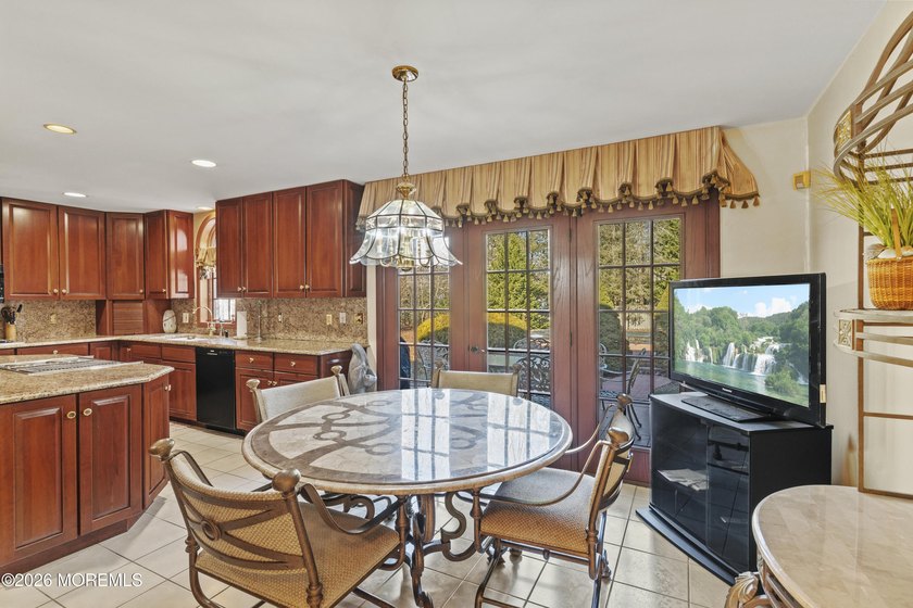 Custom Built 6 Bedroom 5.5 Bath Estate Home on private - photo 14