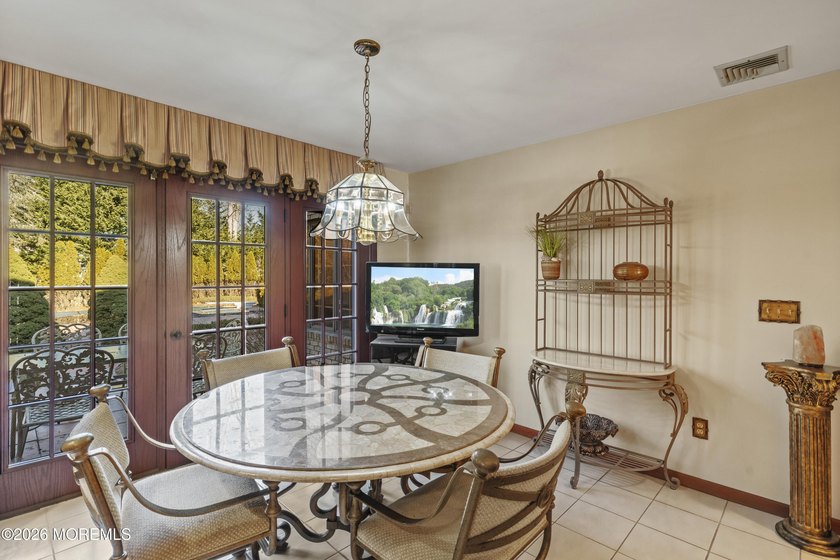 Custom Built 6 Bedroom 5.5 Bath Estate Home on private - photo 15