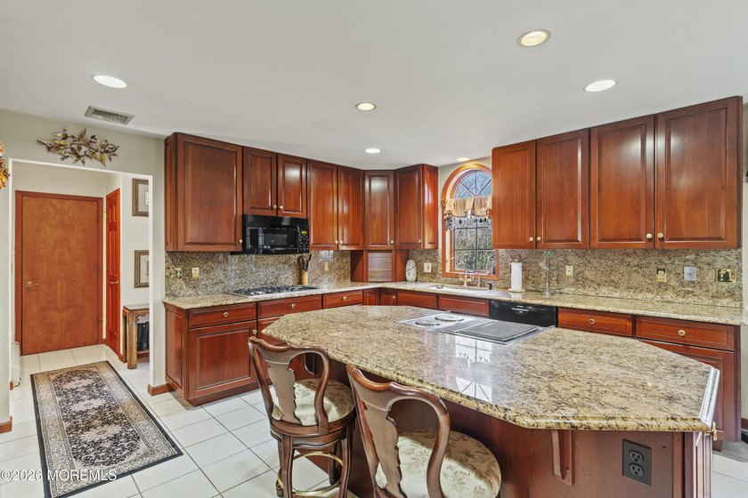 Custom Built 6 Bedroom 5.5 Bath Estate Home on private - photo 18