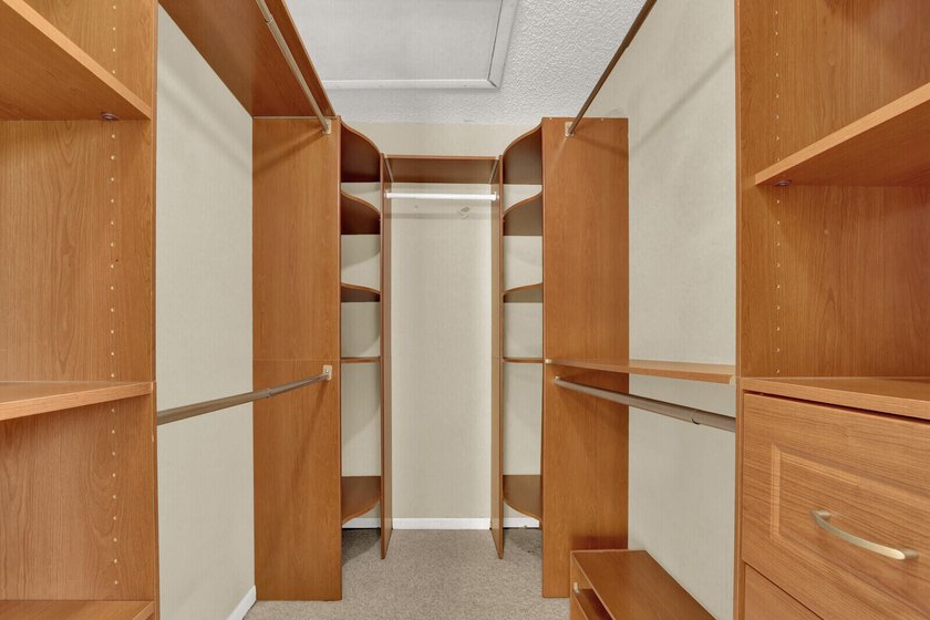 Beautifully updated 2-bedroom, 2-bathroom second-floor condo - photo 18