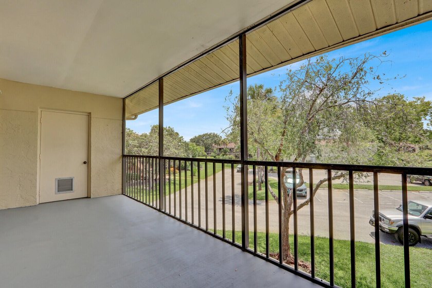 Beautifully updated 2-bedroom, 2-bathroom second-floor condo - photo 24