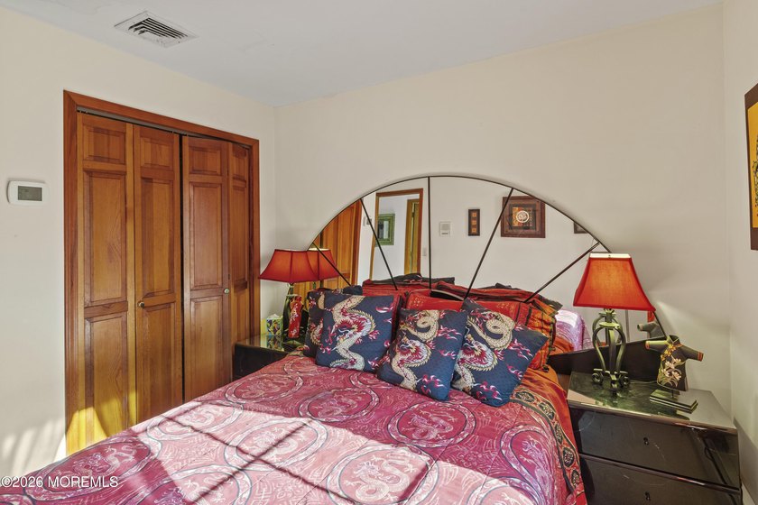 Custom Built 6 Bedroom 5.5 Bath Estate Home on private - photo 26