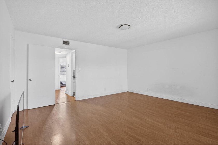 Spacious 4-bedroom, 2.5-bath townhouse ideally located in - photo 27