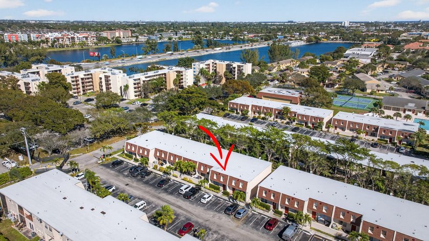 Spacious 4-bedroom, 2.5-bath townhouse ideally located in - photo 36