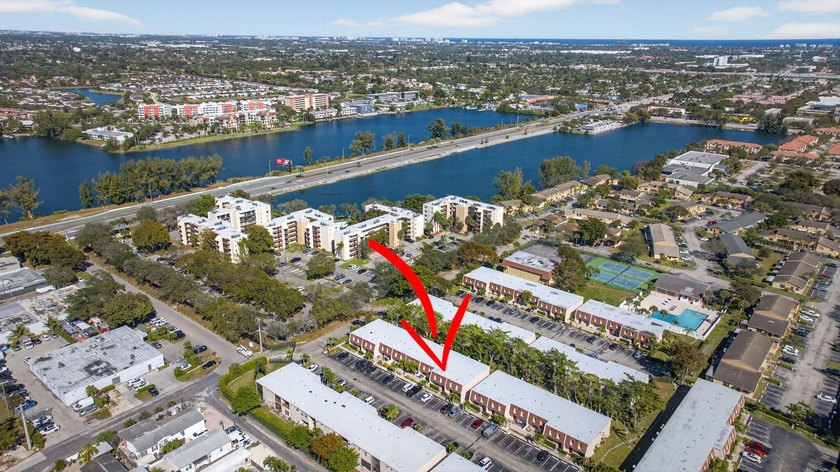 Spacious 4-bedroom, 2.5-bath townhouse ideally located in - photo 40