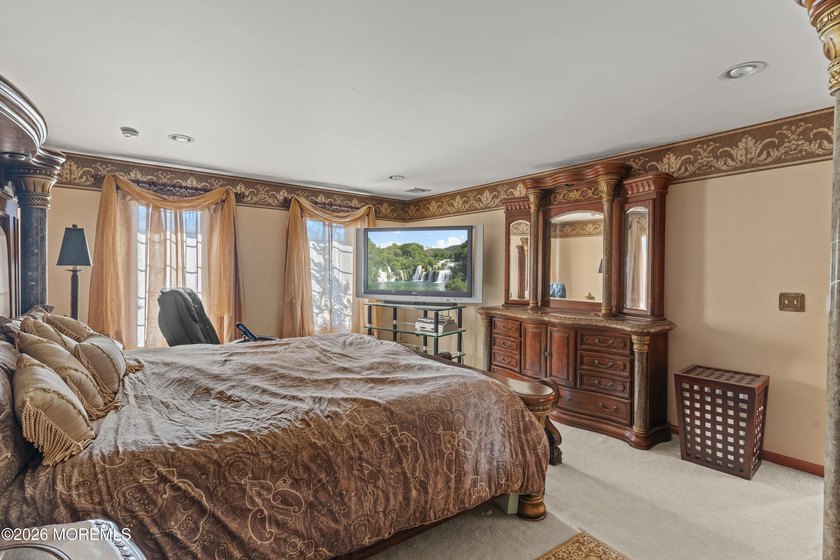 Custom Built 6 Bedroom 5.5 Bath Estate Home on private - photo 44