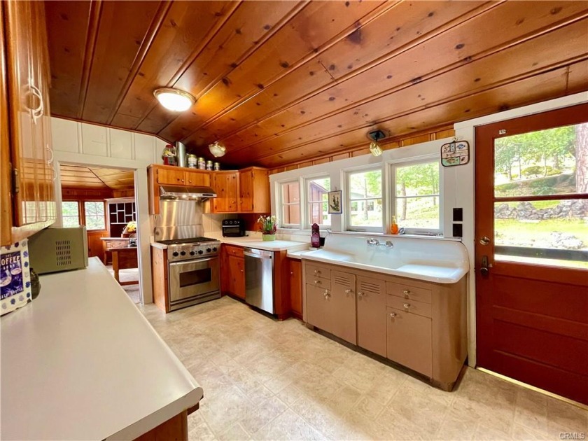 Secluded cabin overlooking Bass Lake on a half-acre lot. - photo 10