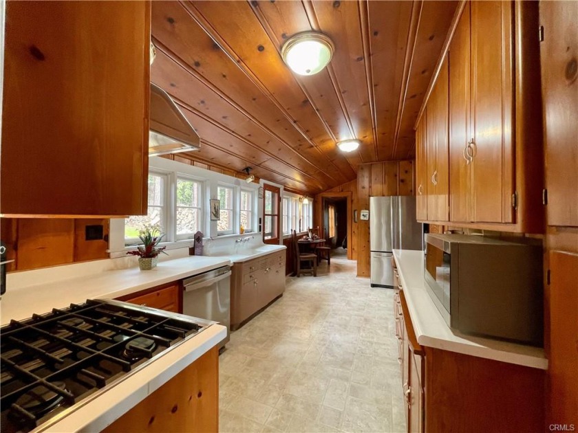 Secluded cabin overlooking Bass Lake on a half-acre lot. - photo 8