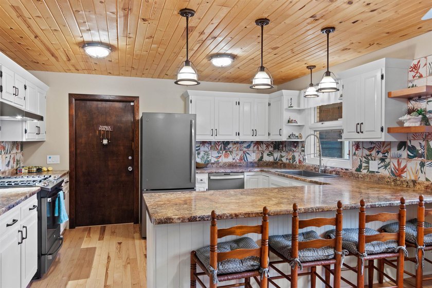 Seize The Opportunity! MOVE IN &amp; ENJOY! LARGE 4-BDRM 3-BATH - photo 6