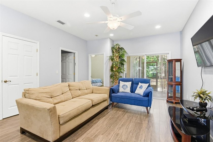 Welcome to this beautifully maintained 3-bedroom, 2-bathroom - photo 6
