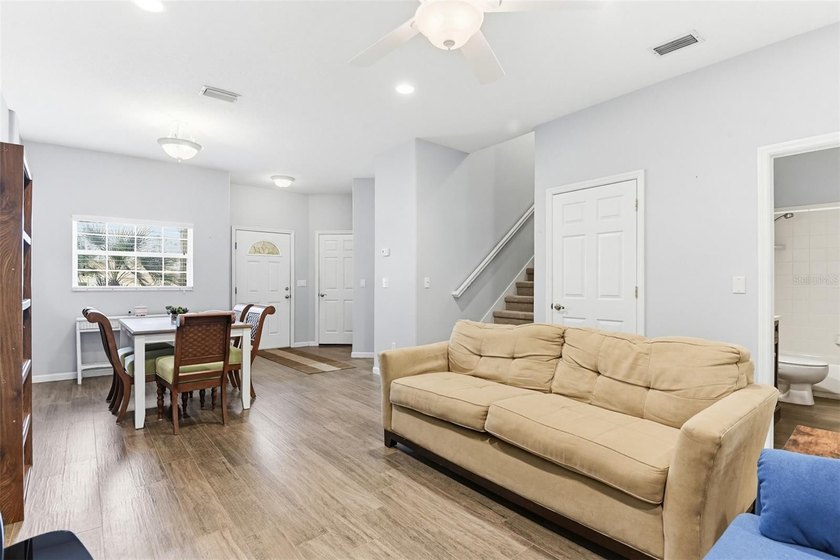 Welcome to this beautifully maintained 3-bedroom, 2-bathroom - photo 7