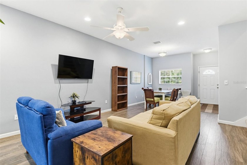 Welcome to this beautifully maintained 3-bedroom, 2-bathroom - photo 8