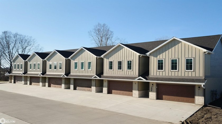 THIS BEAUTIFUL CONDO IS MOVE IN READY! Each thoughtfully - photo 2