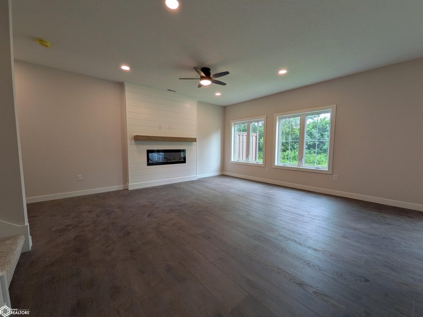 THIS BEAUTIFUL CONDO IS MOVE IN READY! Each thoughtfully - photo 6