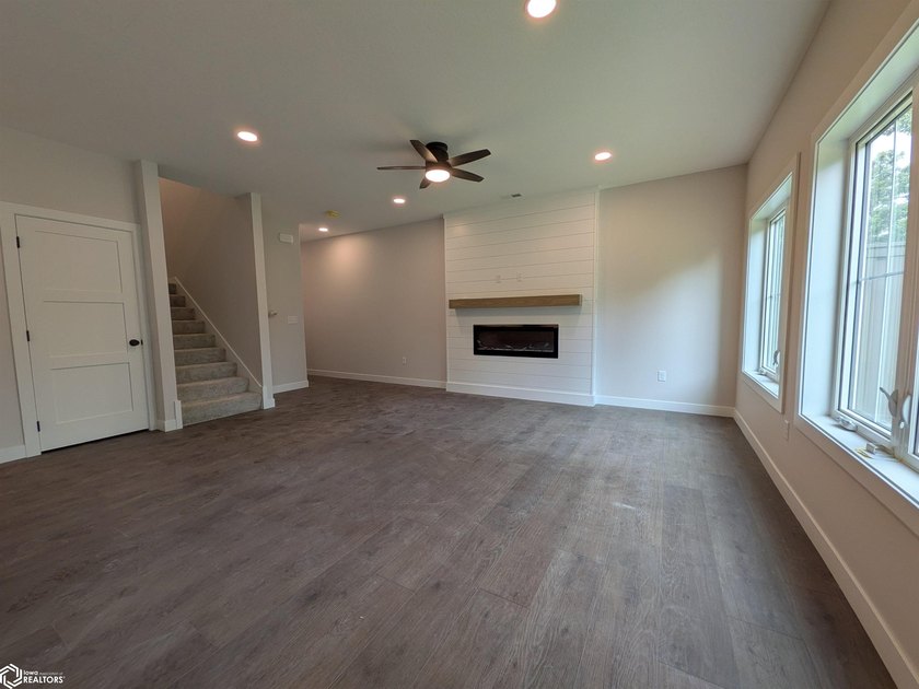 THIS BEAUTIFUL CONDO IS MOVE IN READY! Each thoughtfully - photo 7